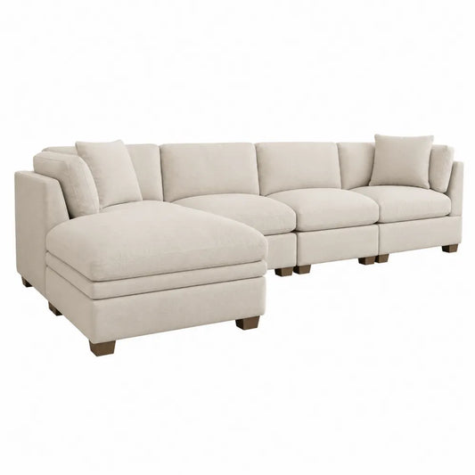 Sofá seccional de tela beige con patas de madera