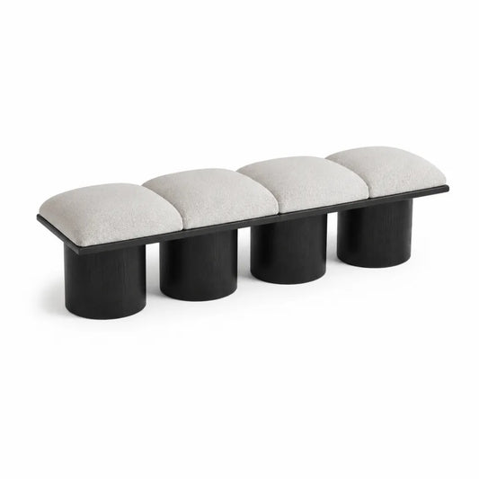 Banco de madera negra con asiento de tejido gris claro